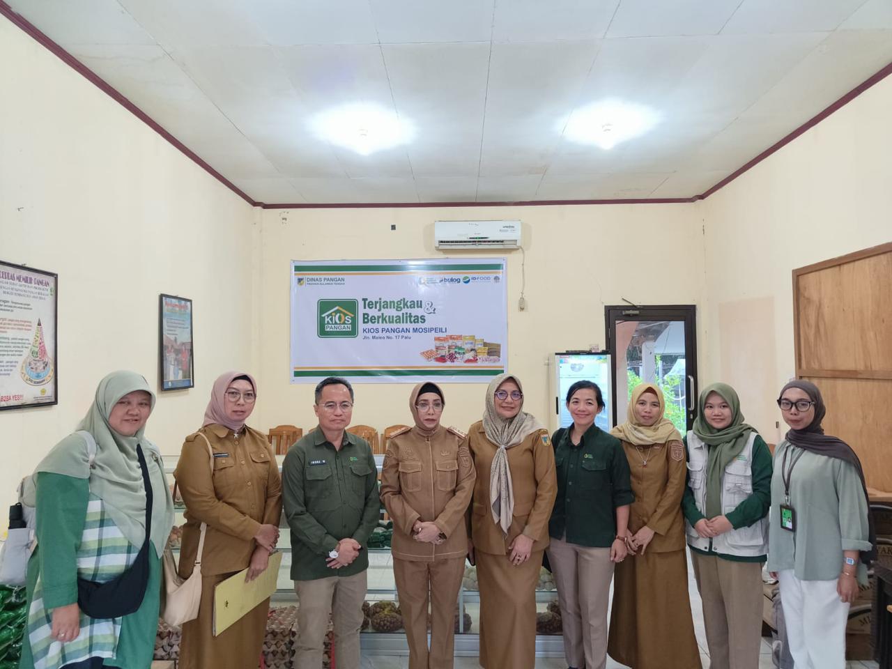 Direktur Ketersediaan Badan Pangan Nasional Bersama Rombongan Melakukan Kunjungan ke Kios Pangan Mosipeili