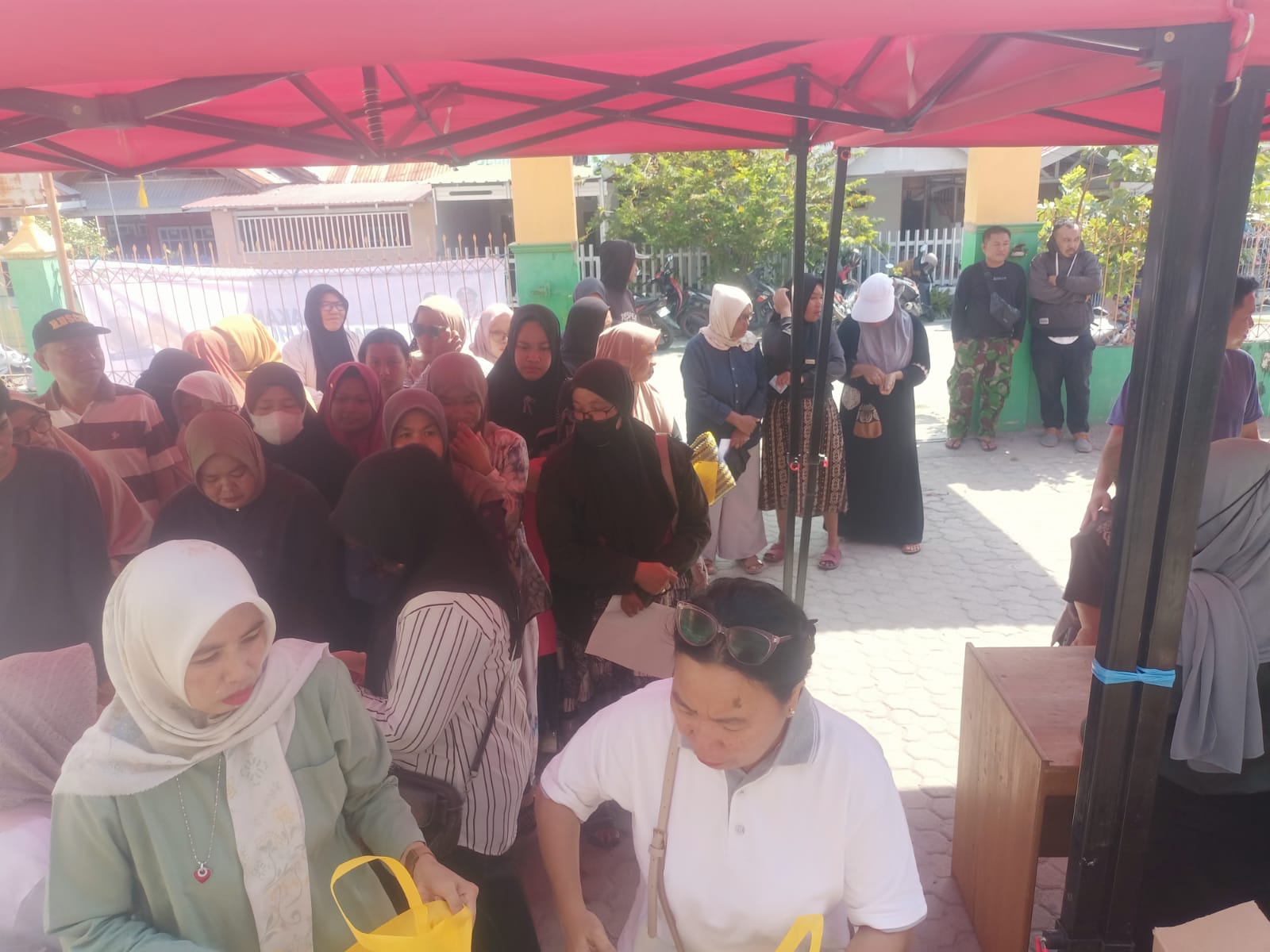 DINAS PANGAN PROVINSI SULAWESI TENGAH MELAKSANAKAN GERAKAN PANGAN MURAH HADIR DI KELURAHAN PALUPI DAN KELURAHAN PENGAWU