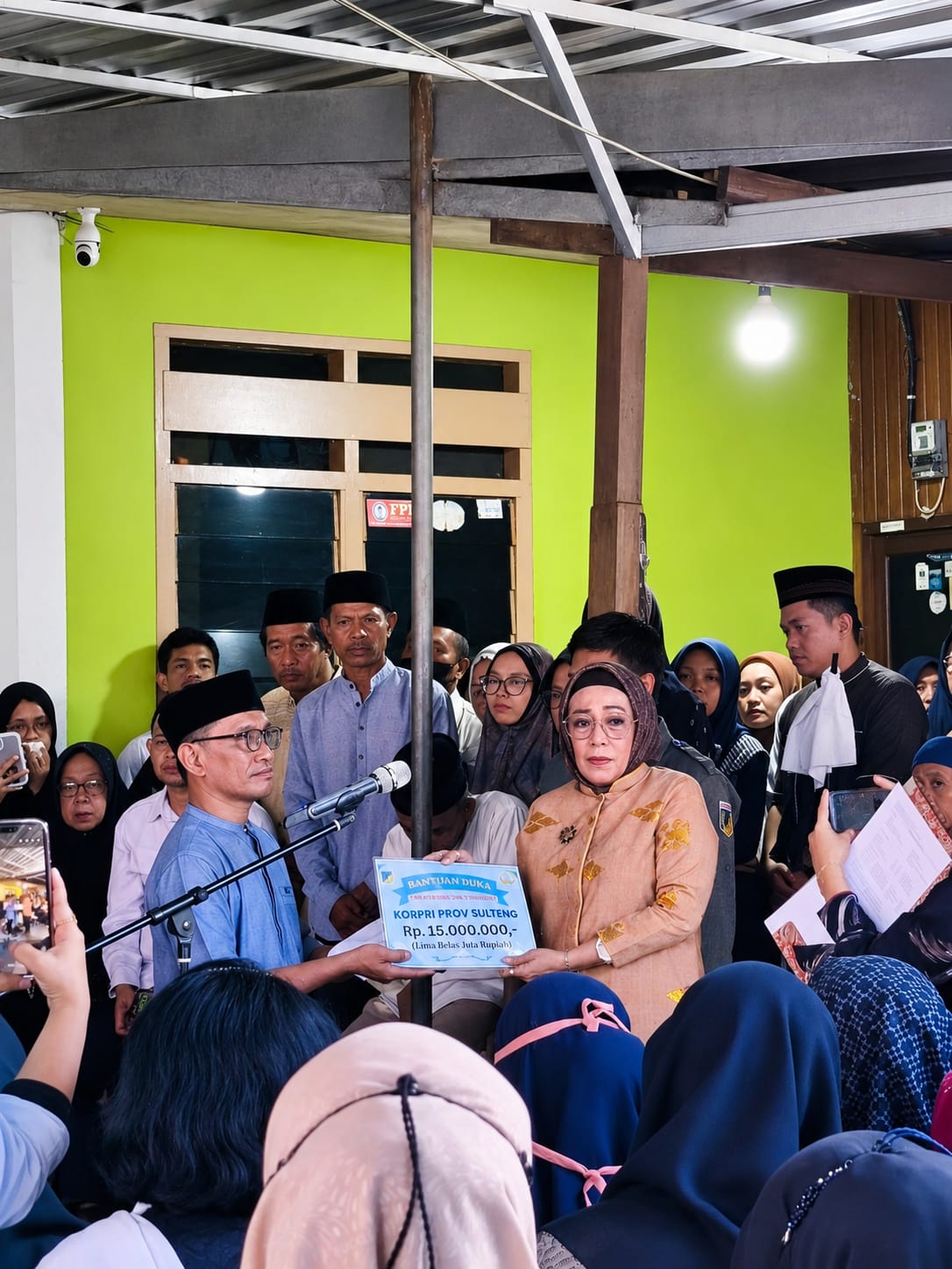 Kepala Dinas Pangan Provinsi Sulawesi Tengah Menyerahkan Santunan Duka